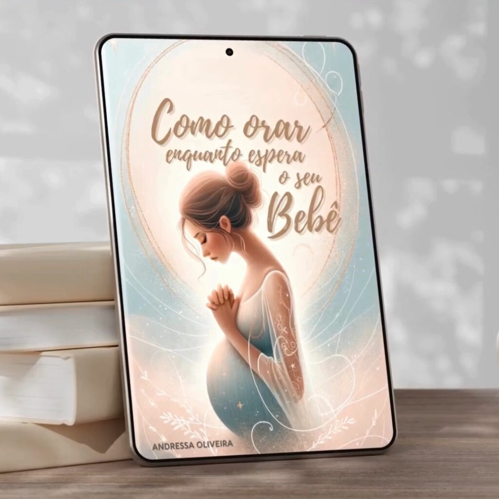 Capa do devocional “Como Orar Enquanto Espera o Seu Bebê” exibida em um tablet, ao lado de livros empilhados sobre uma mesa de madeira.